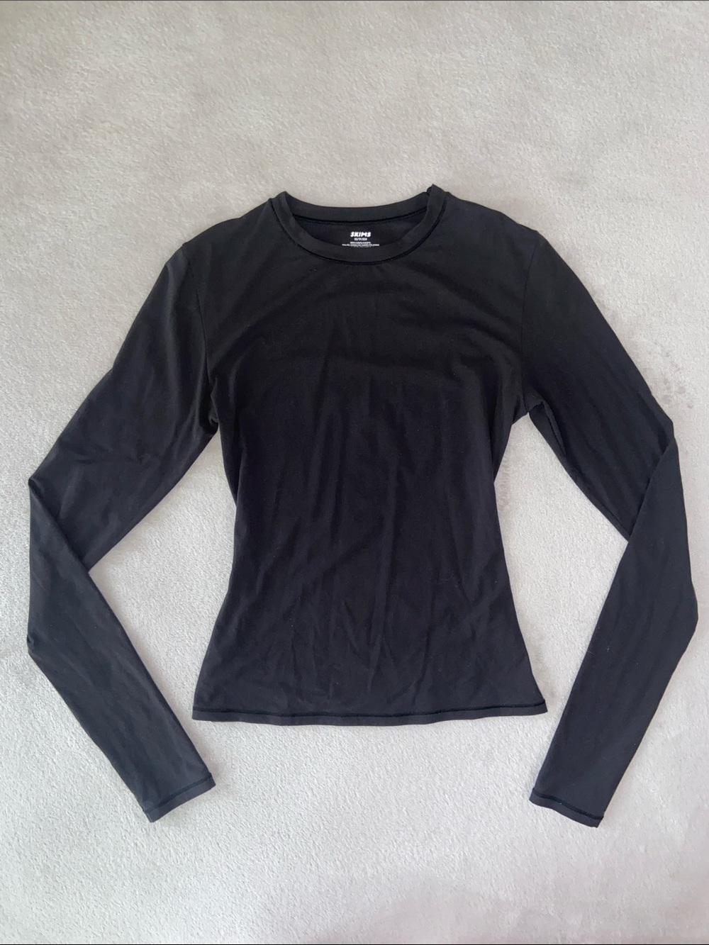 SKIMS Fits Everybody Long Sleeve T-Shirt in Onyx - Picture 6 of 8
